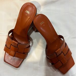 Zara BLOCK HEEL LEATHER SANDALS